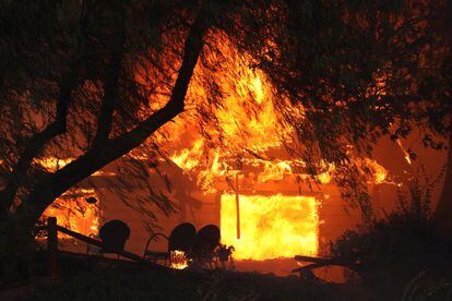 Una casa del poblado de Hemet cubierta por las llamas del incendio Fairview, el 5 de septiembre de 2022. 