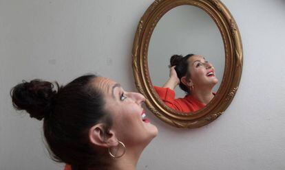 La actriz chiclanera Pepa Rus posa en el camerino del Teatro Lara.