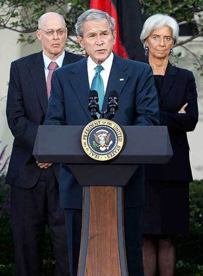 El presidente de EE UU, George W. Bush, comparece ayer en la Casa Blanca, en Washington, ante el secretario del Tesoro estadounidense, Henry Paulson, y la ministra francesa de Finanzas, Christine Lagarde.