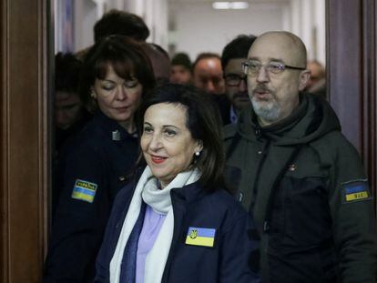 La ministra de Defensa, Margarita Robles, con su homólogo ucranio, Oleksii Reznikov, el pasado 1 de diciembre en la ciudad ucrania de Odesa.