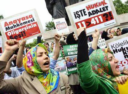 Decenas de mujeres protestan por la decisión del TC de vetar la reforma que les permitía llevar velo islámico en las universidades