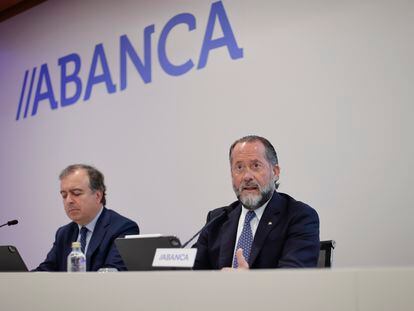 El presidente de Abanca, Juan Carlos Escotet (d), junto al consejero delegado, Francisco Botas (i), presenta en rueda de prensa los resultados obtenidos por el banco en el segundo trimestre de 2023.