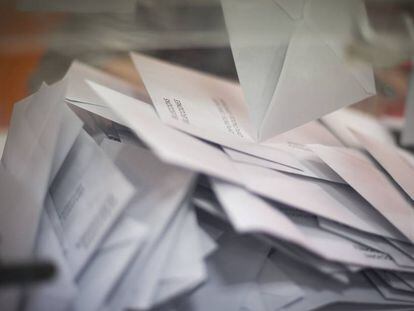Papeletas en el interior de una urna en un colegio electoral de Barcelona, en una imagen de archivo.