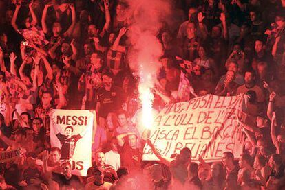 Los aficionados del Barça, con una bengala, durante la final de la Supercopa en Mónaco.