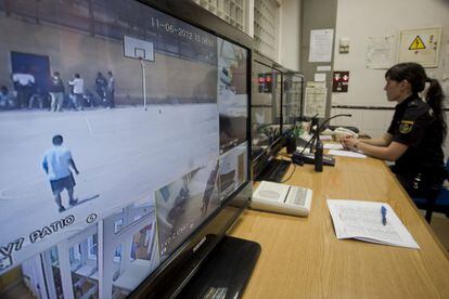 Sala de vigilancia del Centro de Internamiento de Extranjeros (CIE) de Aluche en Madrid.