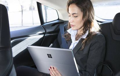 Los pasajeros podrán usar una tableta Surface Pro 4 de Microsoft para navegar por Internet o consultar su correo.