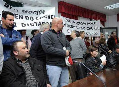 El concejal tránfuga del PSdeG, Manuel Bouza, sentado a la izquierda de la imagen, ayer en el pleno de Folgoso de Courel.
