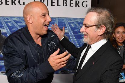 Vin Diesel y Steven Spielberg – Nadie conocía todavía la mítica calva de Vin Diesel cuando Steven Spielberg decidió darle un papel en Salvar al soldado Ryan. El cineasta se quedó prendado de él tras ver una película independiente que protagonizó, escribió y dirigió Diesel, Strays, presentada en el festival de Sundance en 1997. Hoy no solo mantienen una gran amistad, sino que, por muchos detractores que pueda tener la carrera como héroe de acción del actor de Fast & Furious, Spielberg sigue creyendo que es uno de los mayores talentos de Hollywood y le ha instado públicamente a dar el salto a la silla de director. “Es un crimen para el cine que no haya dirigido más”, señala.