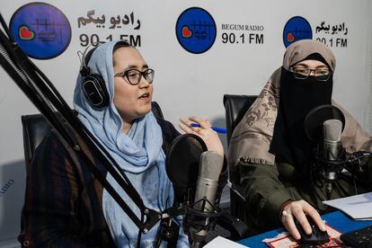 Saba Chaman, coordinadora de la radio, y Assira, asesora religiosa, durante un programa sobre misoginia en Radio Begum, Kabul (Afganistán).