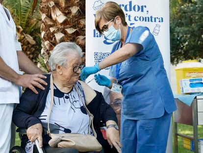 Josefa Pérez, residente del geriátrico Feixa Llarga, de L'Hospitalet de Llobregat, recibe la cuarta dosis de la vacuna contra la covid.