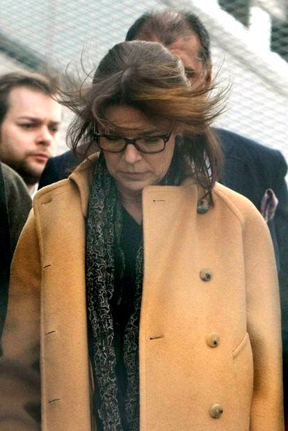 La princesa Carolina de Mónaco abandona el pasado mes de enero la sede del tribunal de Hildesheim (Alemania), donde declaró a favor de su marido, Ernesto de Hannover, al que se juzgaba como presunto autor de la paliza al dueño de una discoteca de Kenia en el año 2000.
