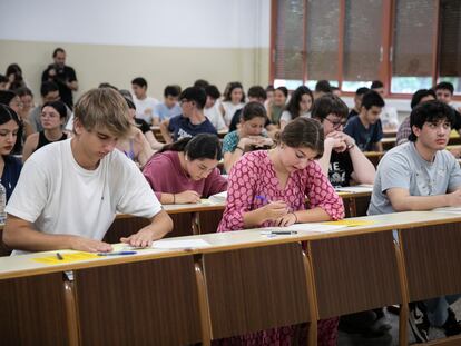 Estudiantes durante el examen de selectividad en la Facultad de Biología de la Universidad de Barcelona.