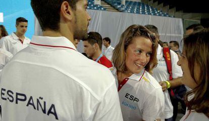Mireia Belmonte junto a otros miembros del equipo español.
