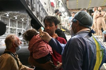 Periodistas afganos y sus familias durante su llegada a México en la madrugada del miércoles.