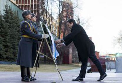 El primer ministro griego, Alexis Tsipras, coloca una corona en la tumba del soldado desconocido en Moscú.