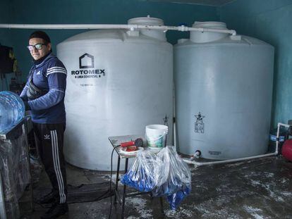 Un trabajador en una purificadora de agua en Ciudad de México.