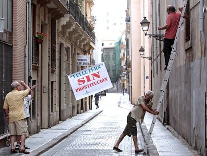 Vecinos de un barrio valenciano cuelgan carteles contra la prostituci&oacute;n.
