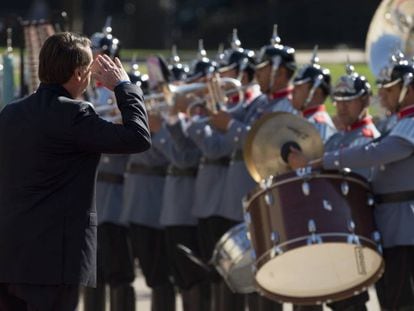 Bolsonaro saluda a militares chileno en su visita oficial.