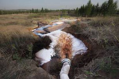 Fotografía facilitada por la organización ecologista Greenpace del vertido de aguas residuales en Ordos, que realiza empresa minera Shenhua, gestionada por el Gobierno chino.