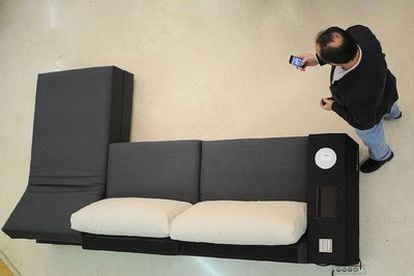 El sofá con tapicería dotada con sensores inteligentes es la <i>isla</i> que permite el control de la vivienda digital.