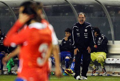 Bielsa durante un juego con Chile en 2011