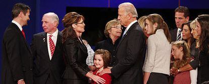 La republicana Sarah Palin y el demócrata Joe Biden conversan, acompañados de sus familiares, tras el cara a cara electoral que los enfrentó el viernes en televisión.