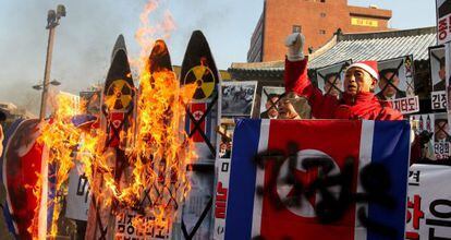 Activistas surcoreanos queman en Se&uacute;l im&aacute;genes de misiles norcoreanos