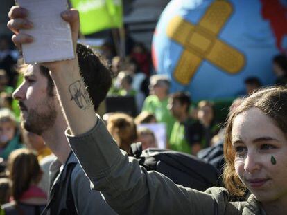 Manifestación contra el cambio climático el pasado 16 de marzo en Lyon. En vídeo, entrevista a Greta Thunberg, símbolo de las protestas por el clima.