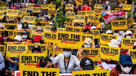 Manifestantes se reúnen frente a la embajada de Estados Unidos para protestar contra el golpe militar del 16 de febrero de 2021 en Yangon, Myanmar.