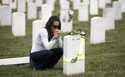 Una mujer reza ante la tumba de su marido, fallecido en Afganistán en 2010.