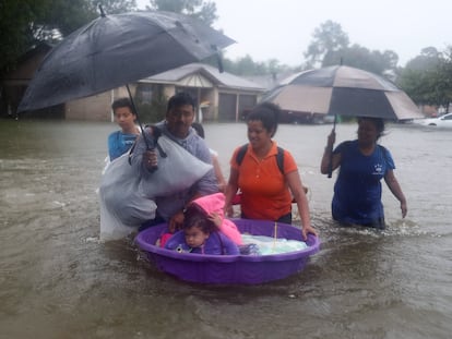 Una familia busca refugio durante el paso del huracán Harvey en Houston, Texas el 28 de agosto del 2017.