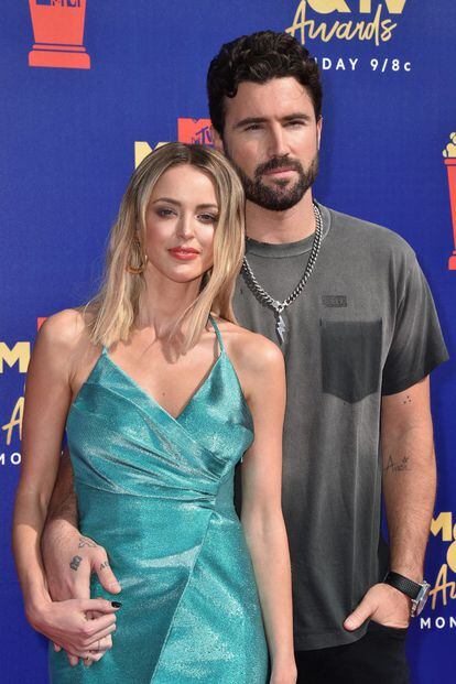 Precisamente la bloguera que aparece besándose en un barco en Italia con Miley Cyrus, Kaitlyn Carter, también ha tenido un matrimonio de ocho meses. Hace una semana, Carter anunciaba que ponía fin a su matrimonio con Brody Jenner, hijo de Caitlyn Jenner y Linda Thompson, con quien se casó en diciembre. 