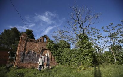 La ermita de Lourdes con el techo derruido.