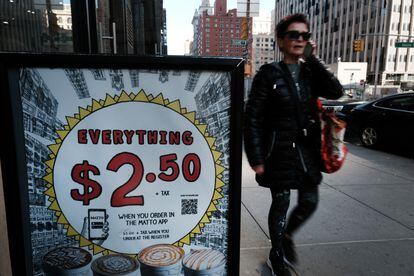 Un peatón pasa por delante de una oferta en una cafetería en Nueva York.