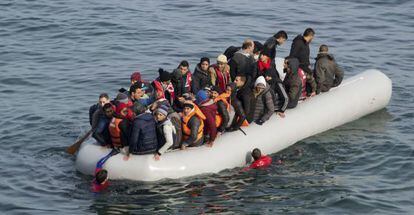 Varios refugiados llegan esta semana a la isla griega de Lesbos.