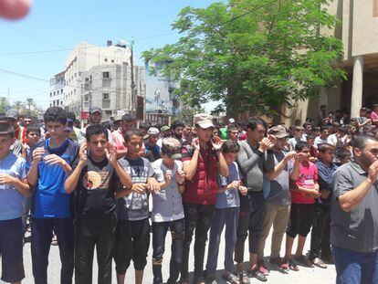 Estudiantes de Rafah asisten al funeral por su compañero muerto el viernes tras un disparo israelí
