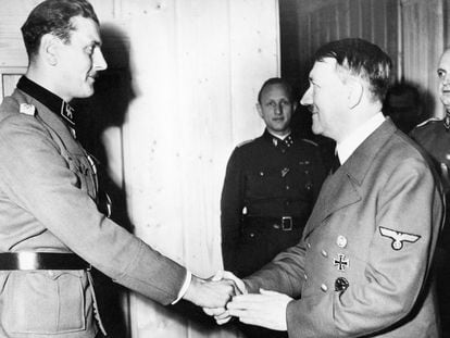 Skorzeny saluda a Hitler en 1943, tras la operación en la que liberó a Mussolini.