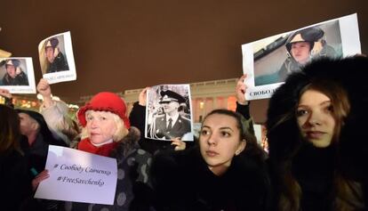 Concentración en la plaza de la Independencia de Kiev para pedir la liberación de la piloto ucrania Nadiya Savchenko, detenida en Rusia.