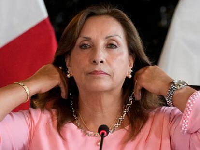 Dina Boluarte, muestra sus joyas durante una conferencia de prensa en el Palacio de Gobierno en Lima, Perú, el 5 de abril de 2024.