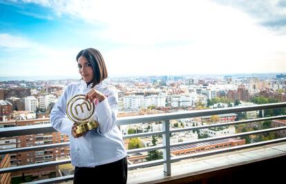 Lorena Castell, ganadora de 'MasterChef Celebrity 7', posa este miércoles con su trofeo en Madrid.