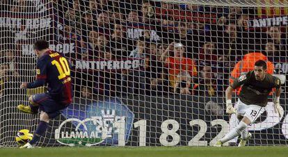Messi ejecuta el penalti, el cuarto gol del Bar&ccedil;a.