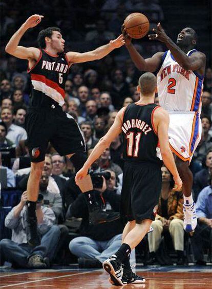 Rudy salta mientras Thomas, de los Knicks, pierde la posesión del balón. Sergio mira de fondo