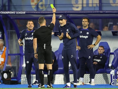 Thomas Tuchel recibe una tarjeta amarilla durante el partido del Chelsea contra el Dinamo de Zagreb de Champions League, ayer martes.