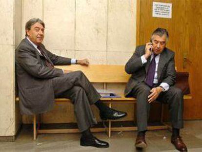 Alberto Cortina (Izquierda) y Alberto Alcocer en el juzgado n&uacute;mero 11 de Madrid, en mayo de 2005.