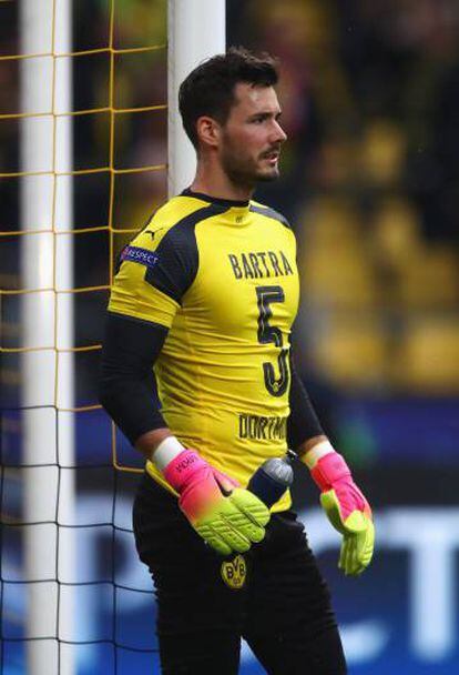 Bürki, portero del Borussia, calienta antes del partido con la camiseta de Marc Bartra.