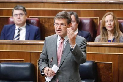 El ministro Rafael Catalá contesta a una pregunta parlamentaria en el Congreso.
