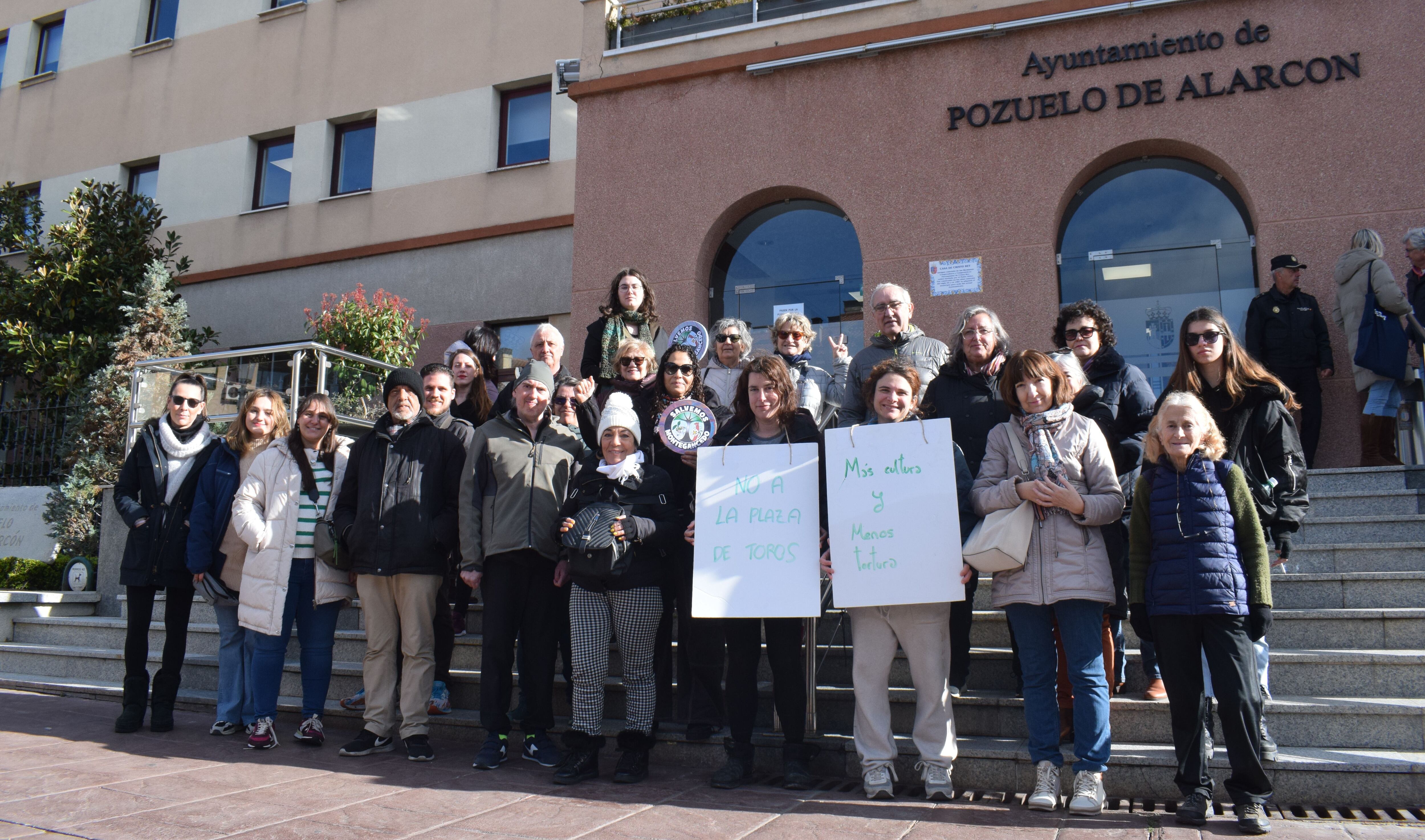 Un grupo de vecinos de Pozuelo de Alarcón, entre los que hay integrantes de asociaciones ambientalistas y animalistas, en una protesta el 23 de febrero frente al Ayuntamiento por el proyecto de una plaza de toros en el municipio.