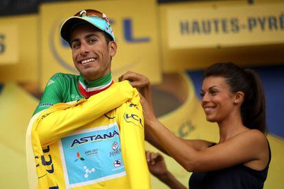 Aru se viste con el maillot amarillo de líder tras la conclusión de la 12ª etapa.