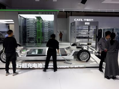 Batería de vehículo eléctrico, en el puesto de CATL de la primera Feria de la Cadena de Suministro Internacional de China, en Pekín, el 28 de noviembre pasado.