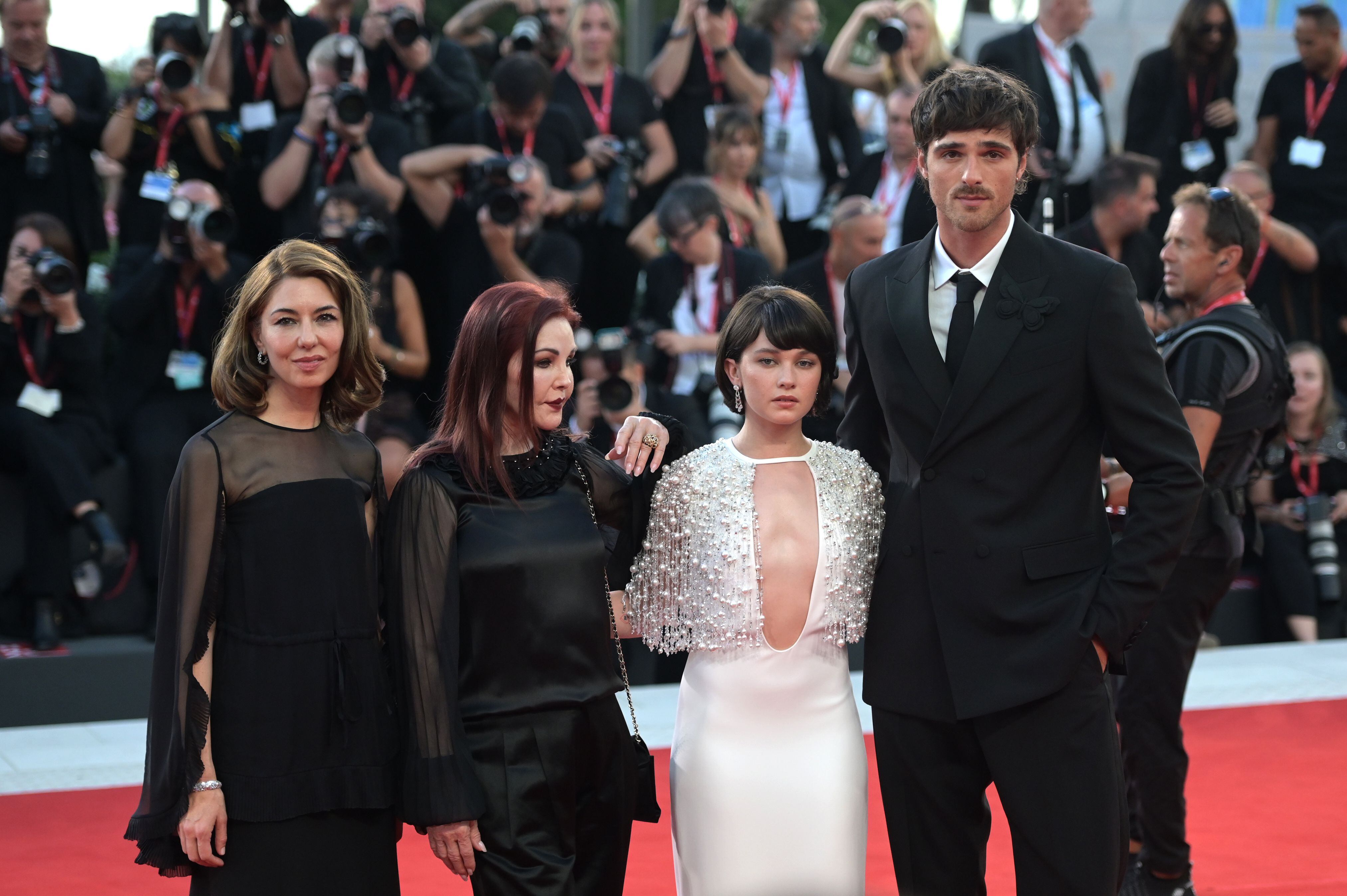 De izquierda a derecha: Sofia Coppola, Cailee Spaeny, Jacob Elordi y Priscilla Presley en el estreno de 'Priscilla', en el Festival de Venecia de 2023.